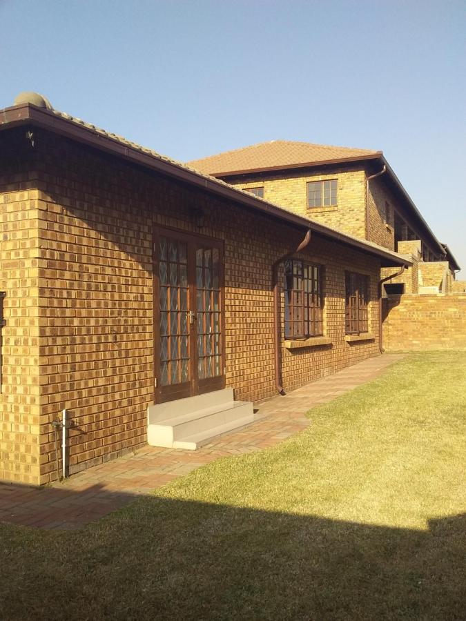 Tumi'S Home Away- 3 Bedroom Witbank Exterior photo