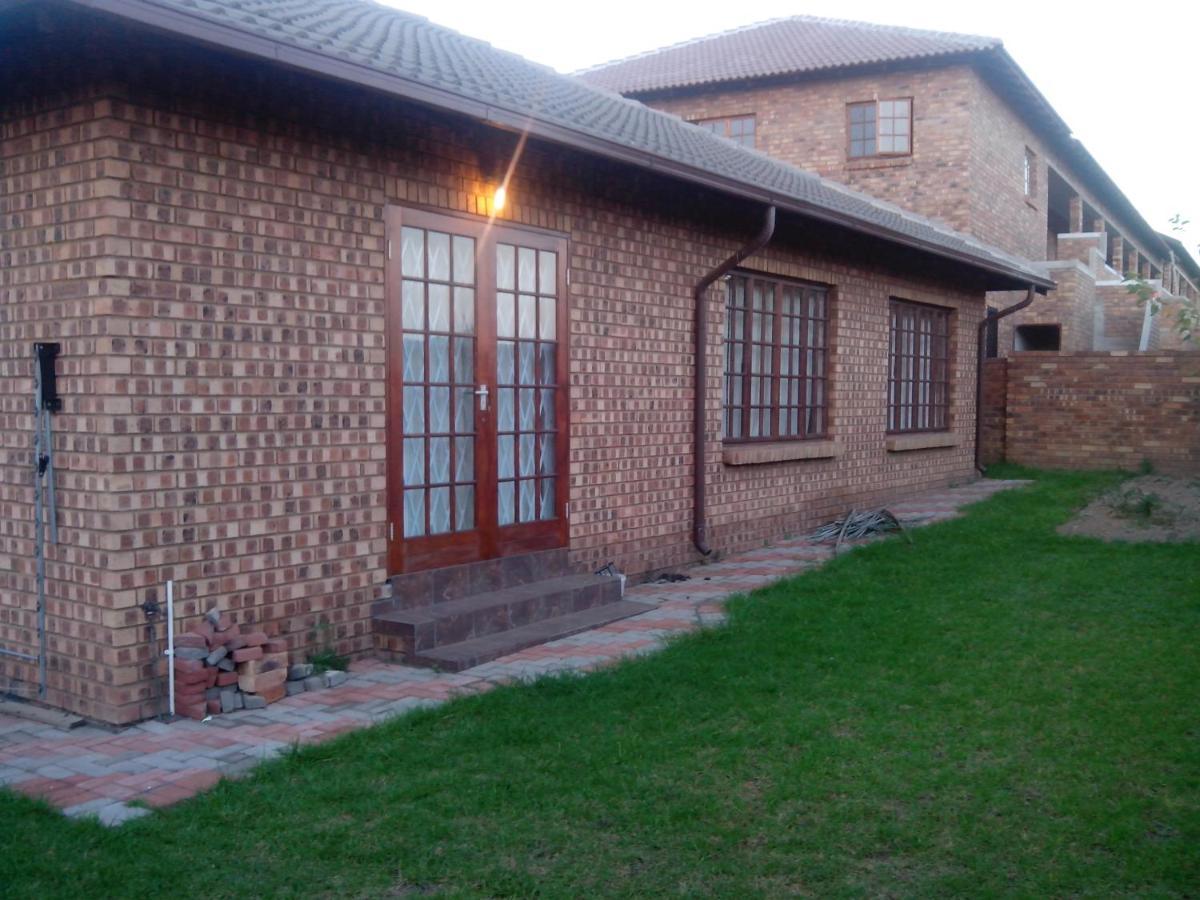 Tumi'S Home Away- 3 Bedroom Witbank Exterior photo